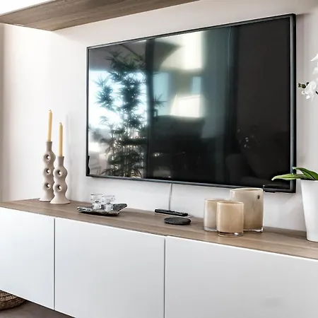 Vg12- Modern Family In Vanian Gardens Apartment *